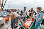 Vorschaubild für Datei burmann-foto-norddeich-muschelfischer-25.jpg Niedersächsische Muschelfischer eröffnen Saison 2014 in Norddeich